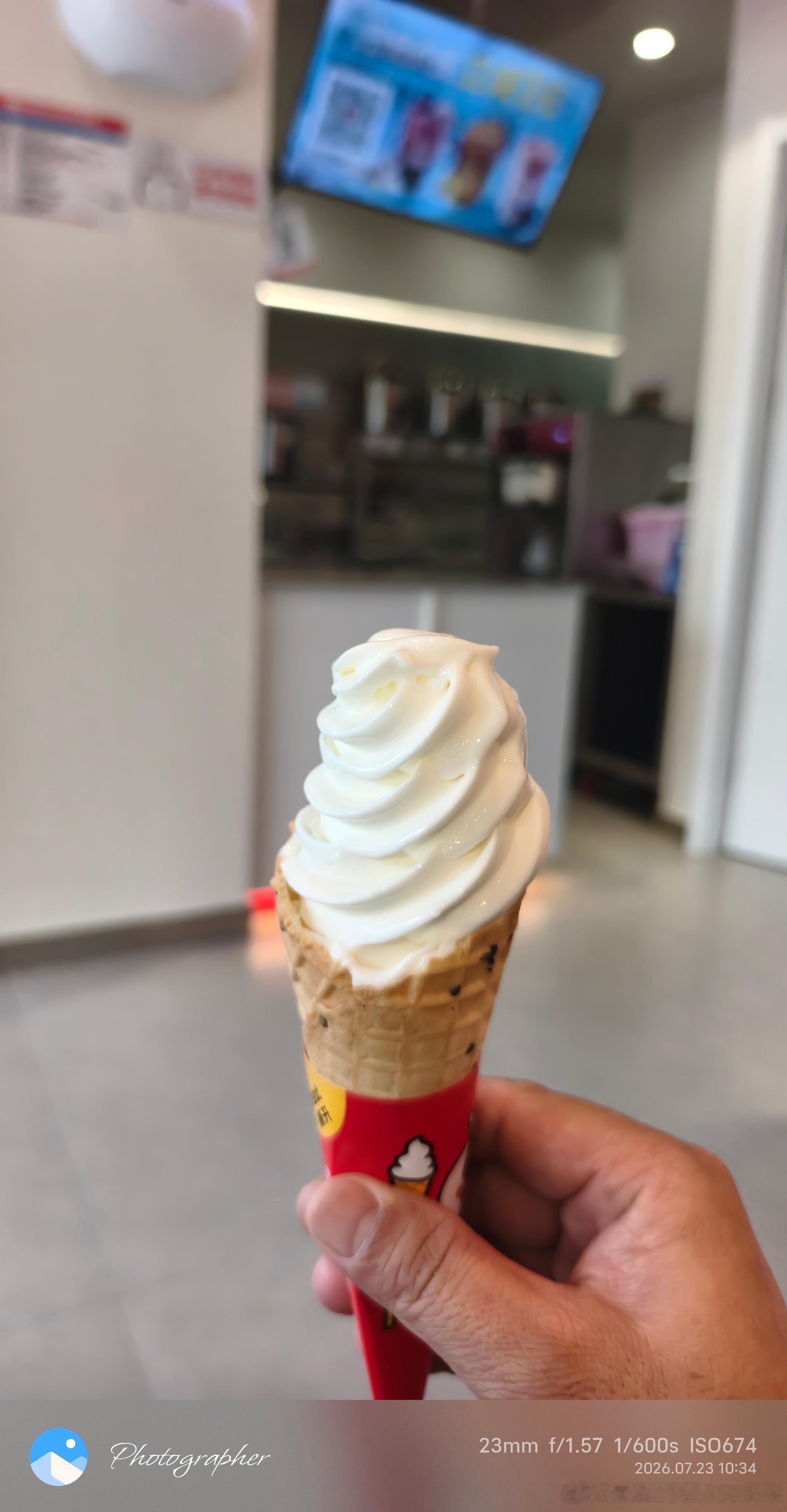 大夏天酷暑难耐→蜜雪冰城的两块钱的冰淇淋 非常好吃也非常解暑…蜜雪冰城 南昌