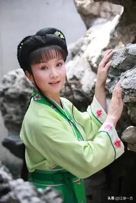 鄂东民歌《十把扇子》整理简释
 
这是一段鄂东一带流传的十把扇子小调，属于典型的