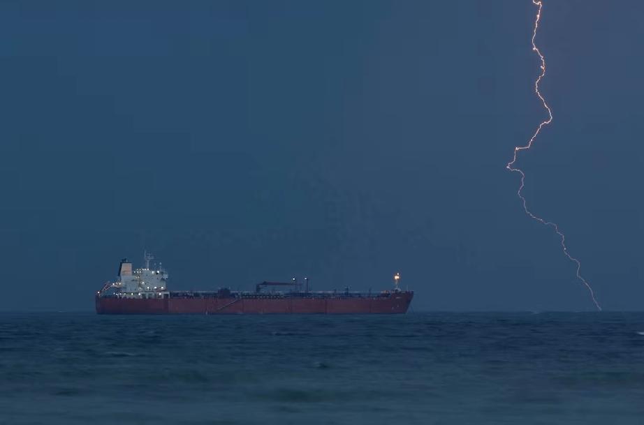 突发！一艘印度籍木质货船「Haji Ali」号，在霍尔木兹海峡附近的阿曼海域遇袭