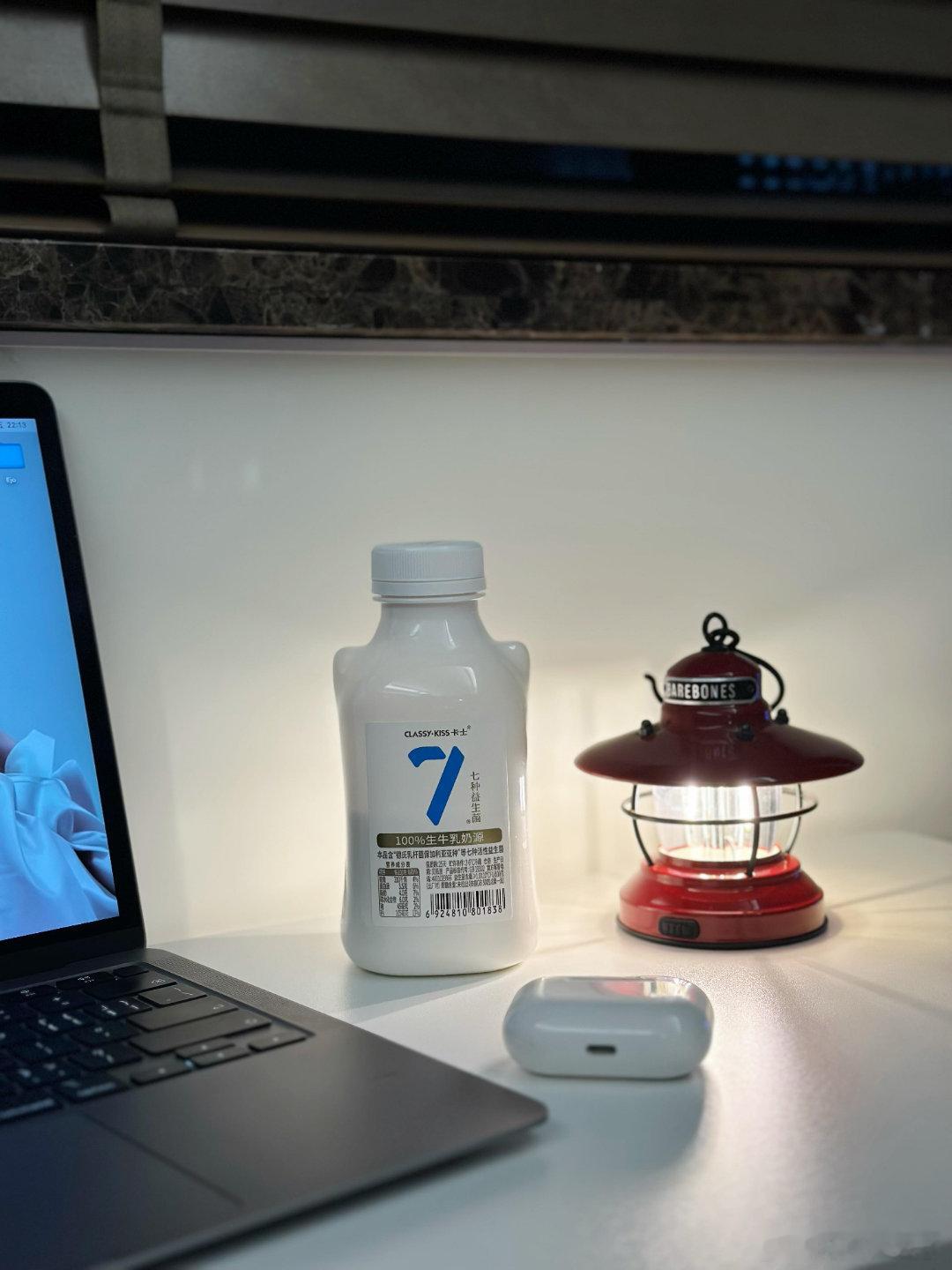 夏天的傍晚，最适合独处🌿我给自己安排了：🕯️ 点一盏台灯🥤 喝一瓶卡士酸奶