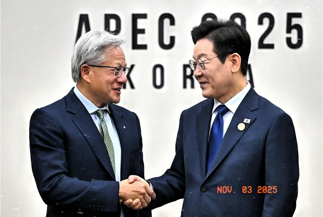 美国当年掐着脖子不让中国呼吸芯片，结果倒逼出一套“中国制造”的呼吸法。如今黄仁勋