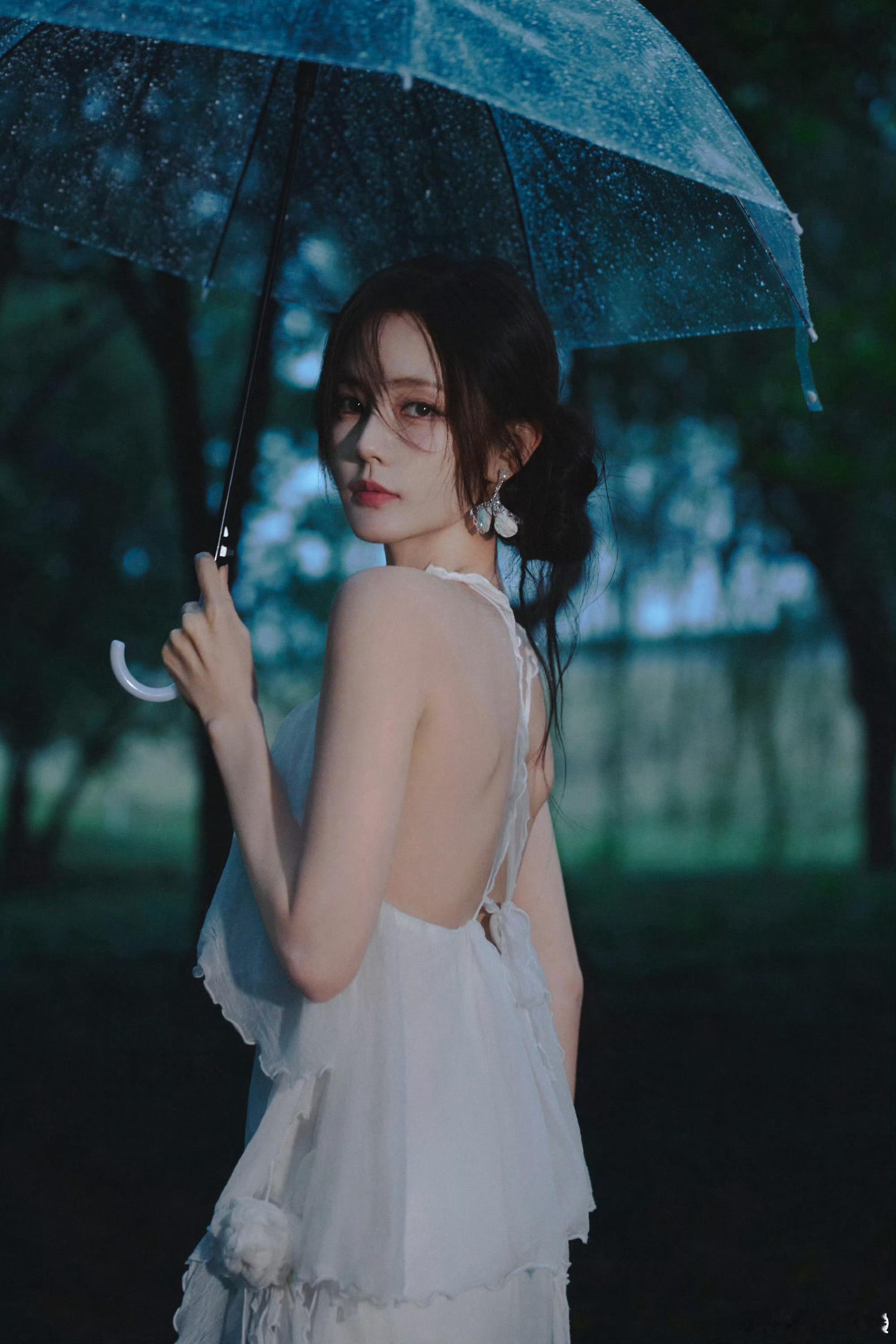 李一桐下雨天了怎么办李一桐雨天写真李一桐下雨天了怎么办，好看，[爱你][爱你] 