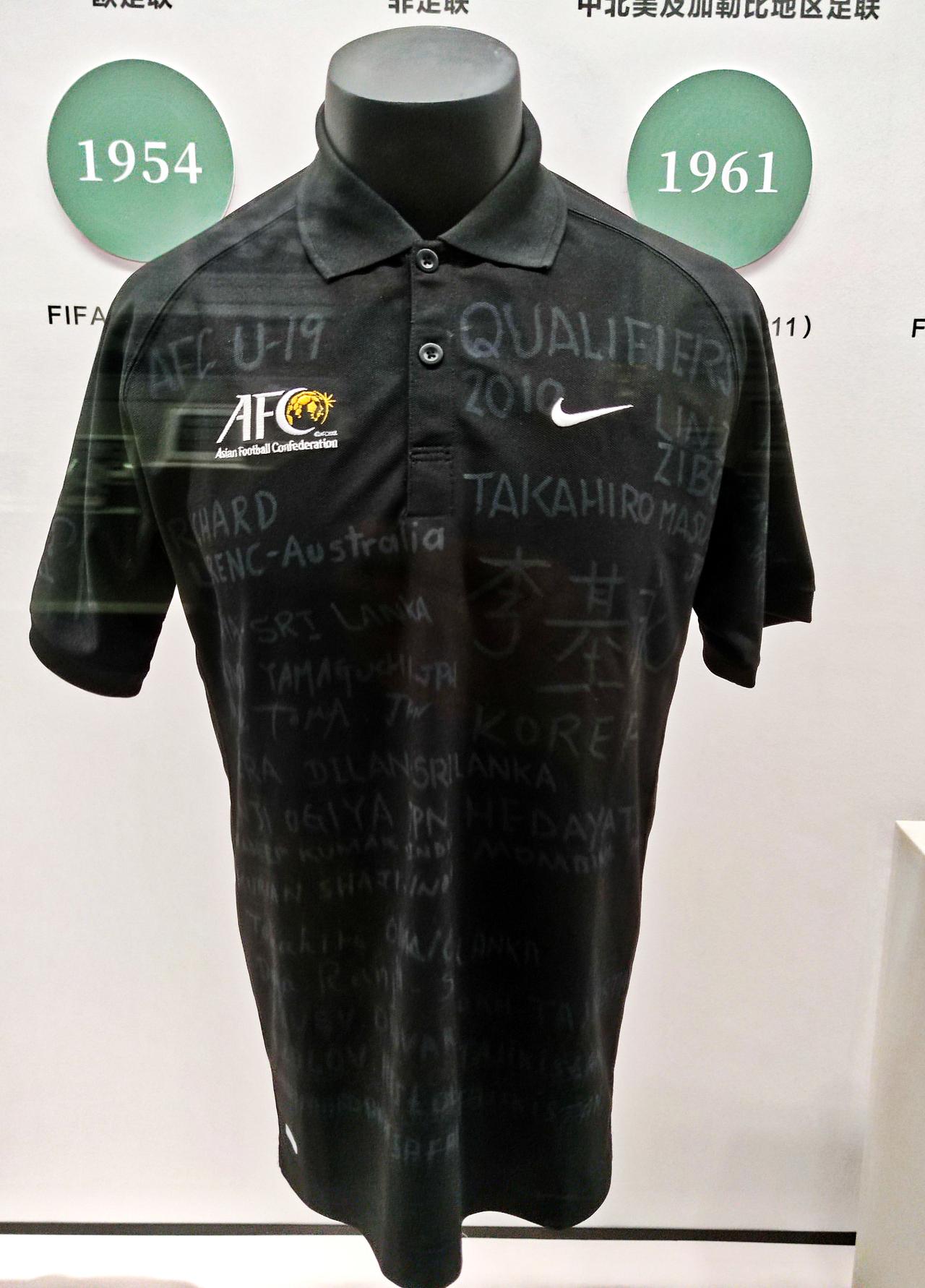 世界杯历史文物选
    ″千年足迹″从蹴鞠到足球特展，在《沈阳博物馆》举行。图