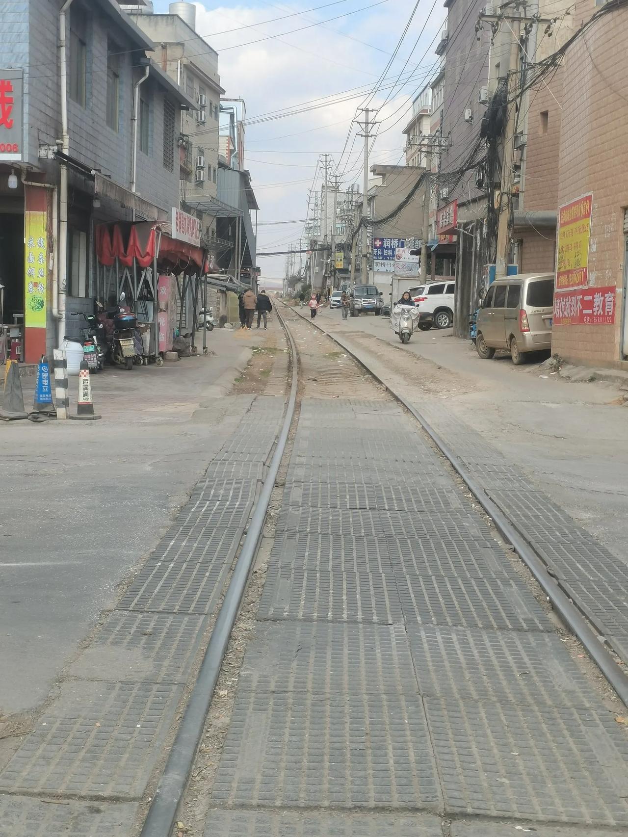 在官渡区大板桥长水机场附近的这个村子。铁路在村子中间。我觉得这个应该是先有铁路再