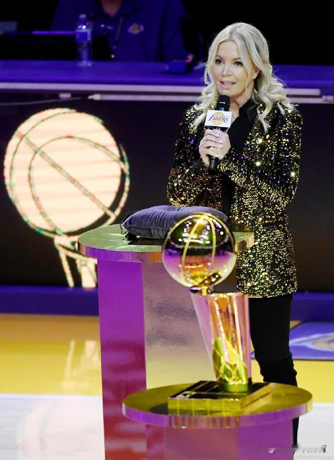 NBA：巴斯家族将出售湖人大部分股权，估值约100亿美元！
据ESPN记者Sha