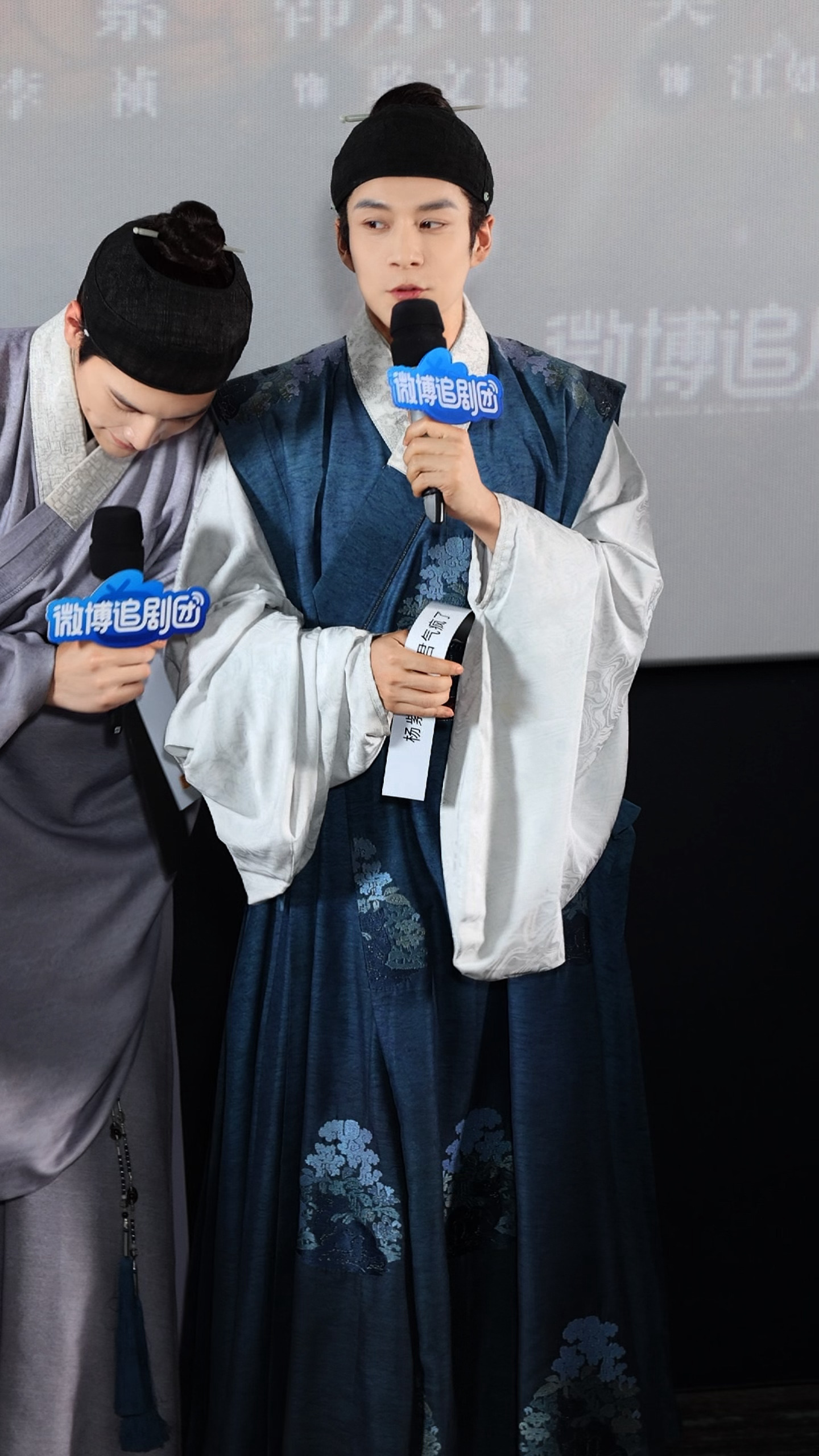 韩东君也有小鸟依人的一天内娱特种兵也有卸下盔甲的时候，当他不再是叱咤风云的演员或