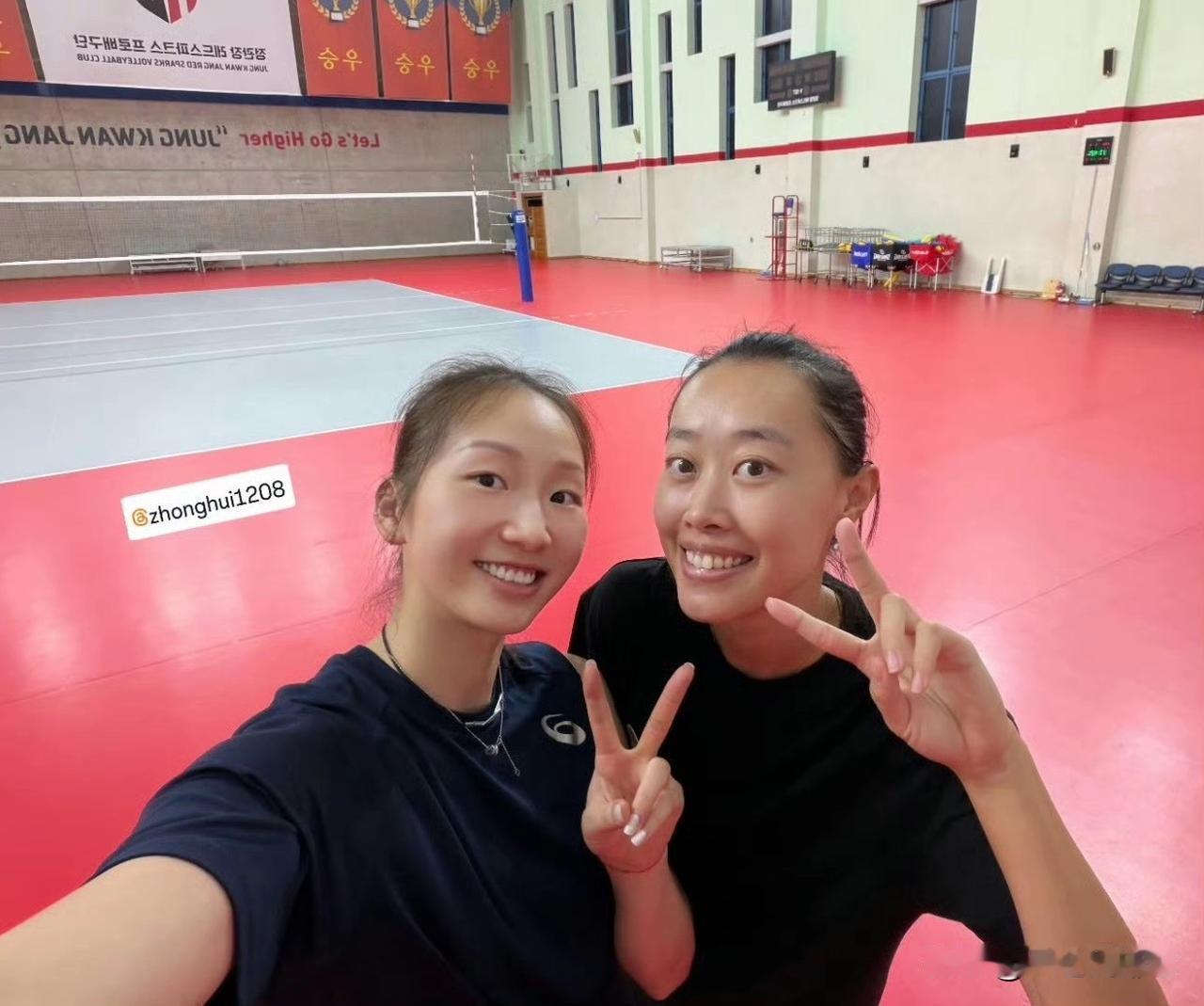 2位中国姑娘在韩国见面了！
仲慧—大田正官庄
薛翼枝—光州 soop电竞

不太