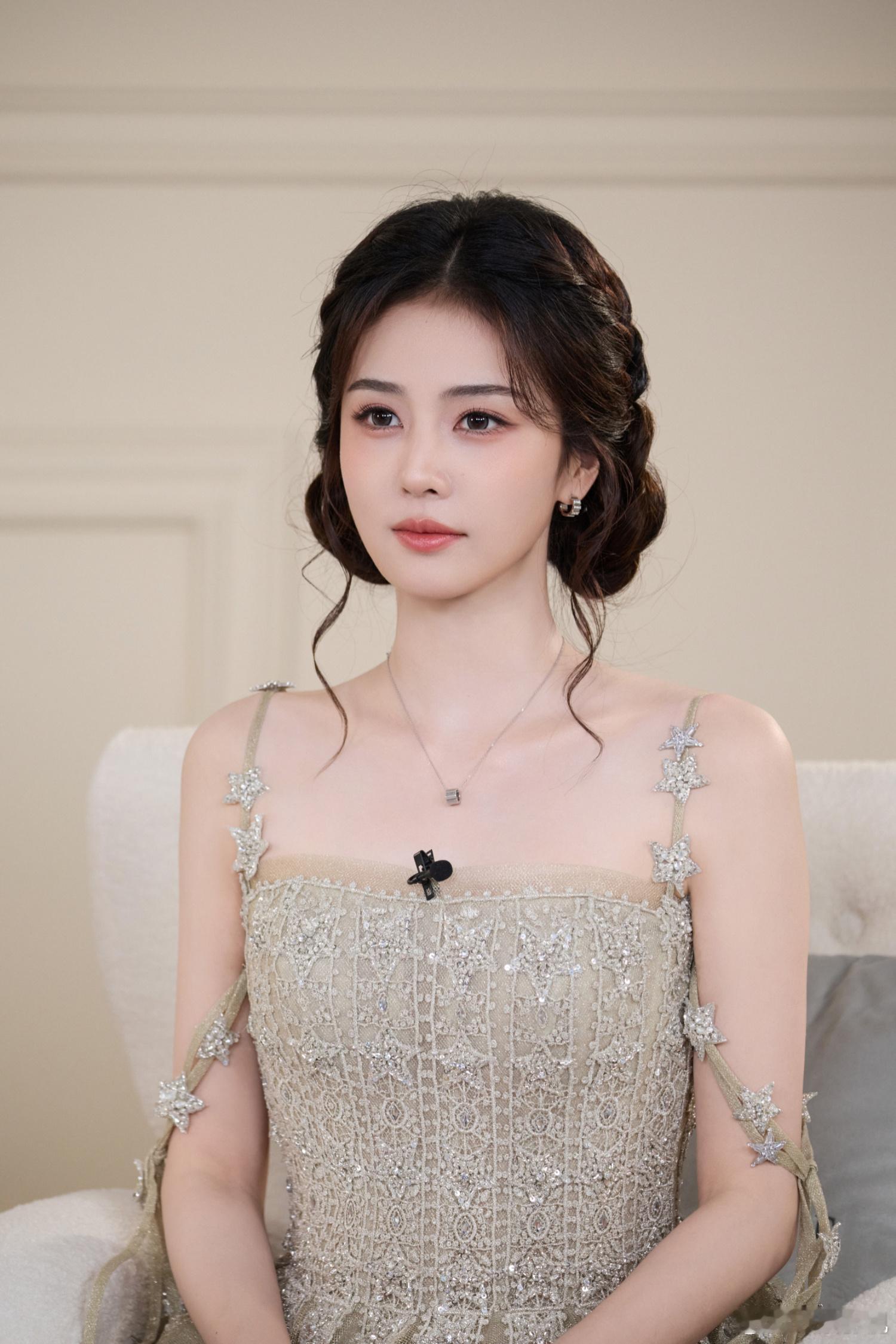 雅致天成，闪耀自生。与欢娱影视演员共赴一场植愈之约。白鹿香缇卡全球代言人