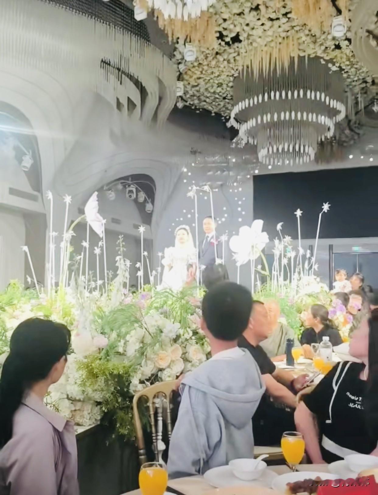 结婚找对象是否颜值最重要我认为颜值真不是找对象的重中之重，第一眼看着顺眼就行。过
