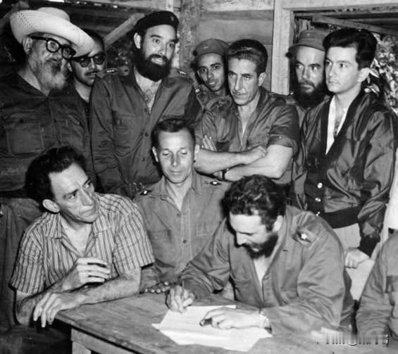 1959年5月17日，菲德尔·卡斯特罗签署了古巴第一部土地改革法。这项法律由切·