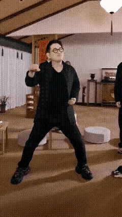 我想劝一下李连杰，你以后出来别姨味太重，你这打拳的样子真搞笑，感觉你都不是你了，