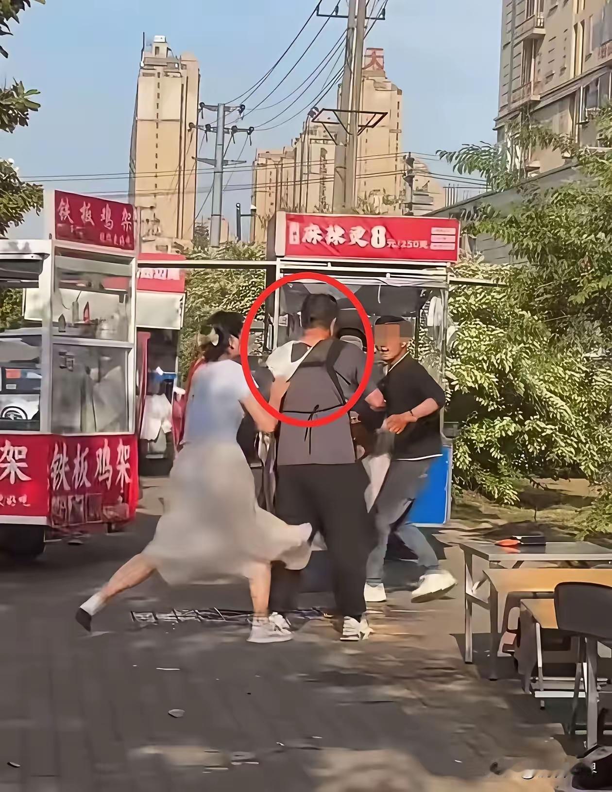 如果一个女人在大街上往你脸上吐口水，你会怎么办？
如果一个女人在大街上脱了内裤套