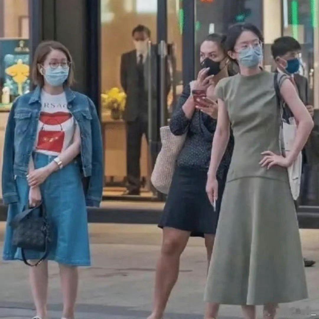 去到了香港才发现，满街都是“裙不上膝、鞋不带跟”，但个个洋气又时髦 ​ ​​​