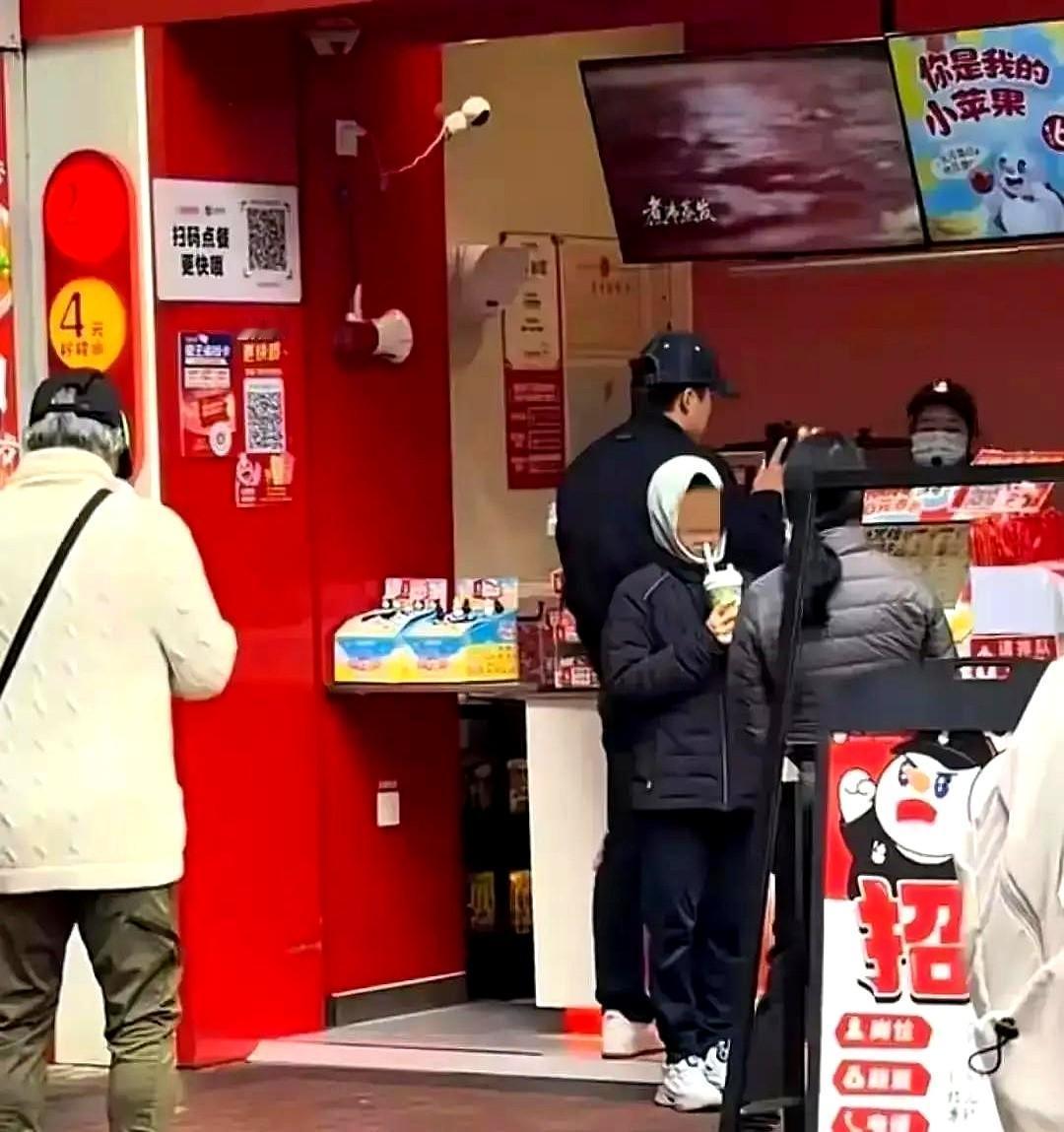 霍家爷孙俩用一根吸管喝奶茶，这画面绝了。

2025年圣诞节，79岁的霍震霆带着