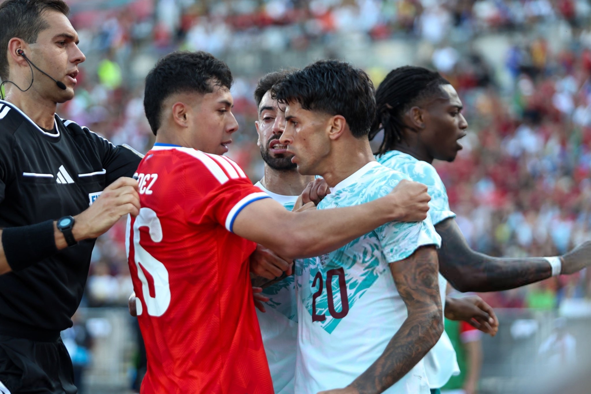 🇵🇹葡萄牙2-1智利🇨🇱，坎塞洛首发踢满全场。🏴󠁧󠁢󠁥󠁮󠁧?