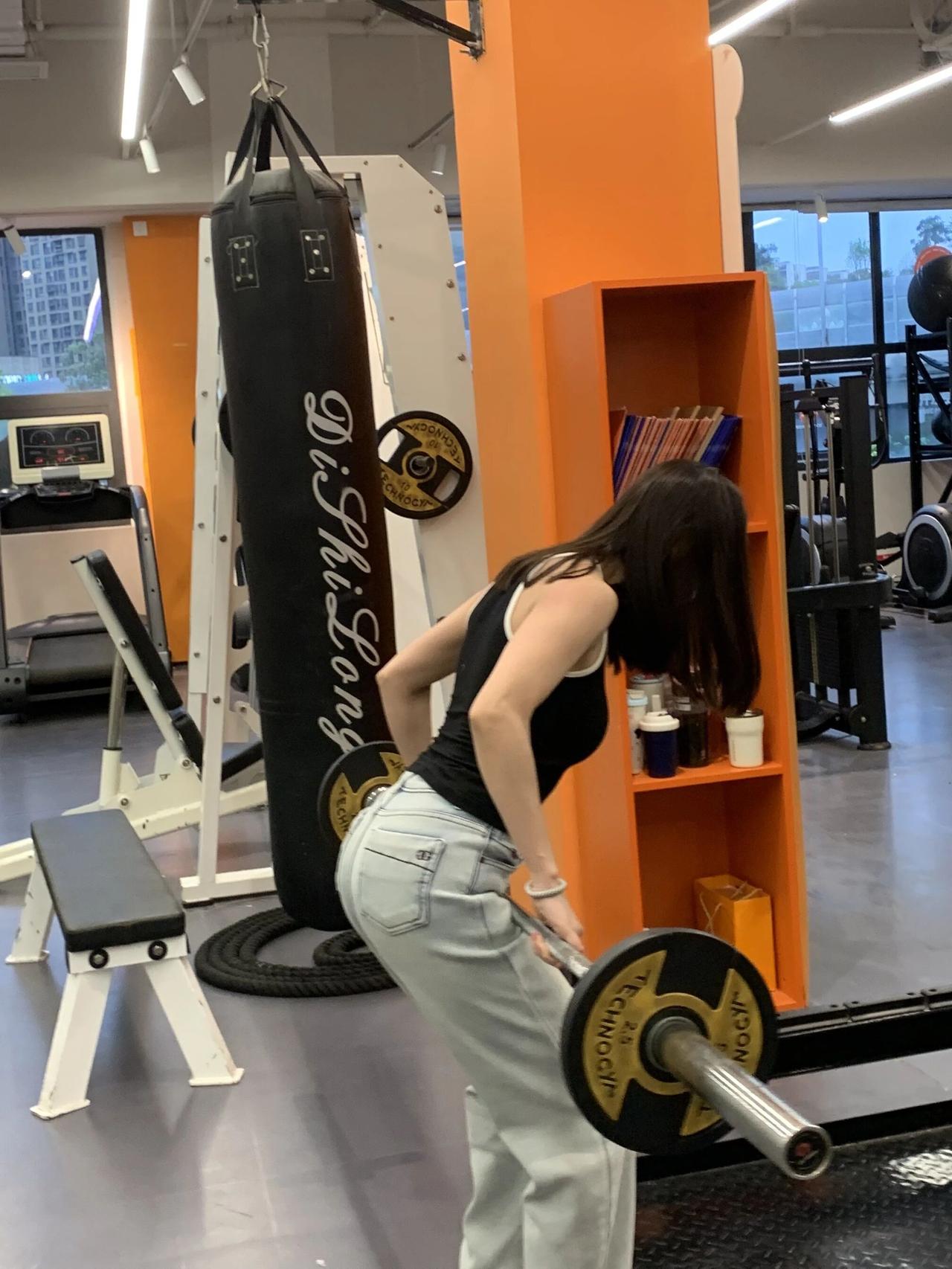 健身日常💪 动感单车、哑铃、杠铃，全方位锻炼！