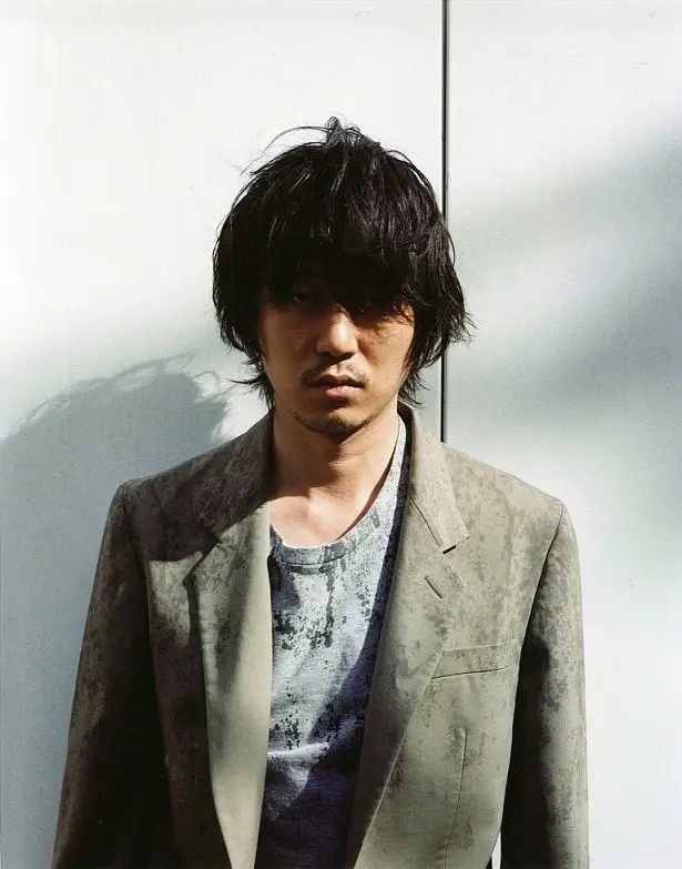 新井浩文的娱乐圈复出计划正在推进中。有名导演支持他重返演艺活动？《周刊文春》对从