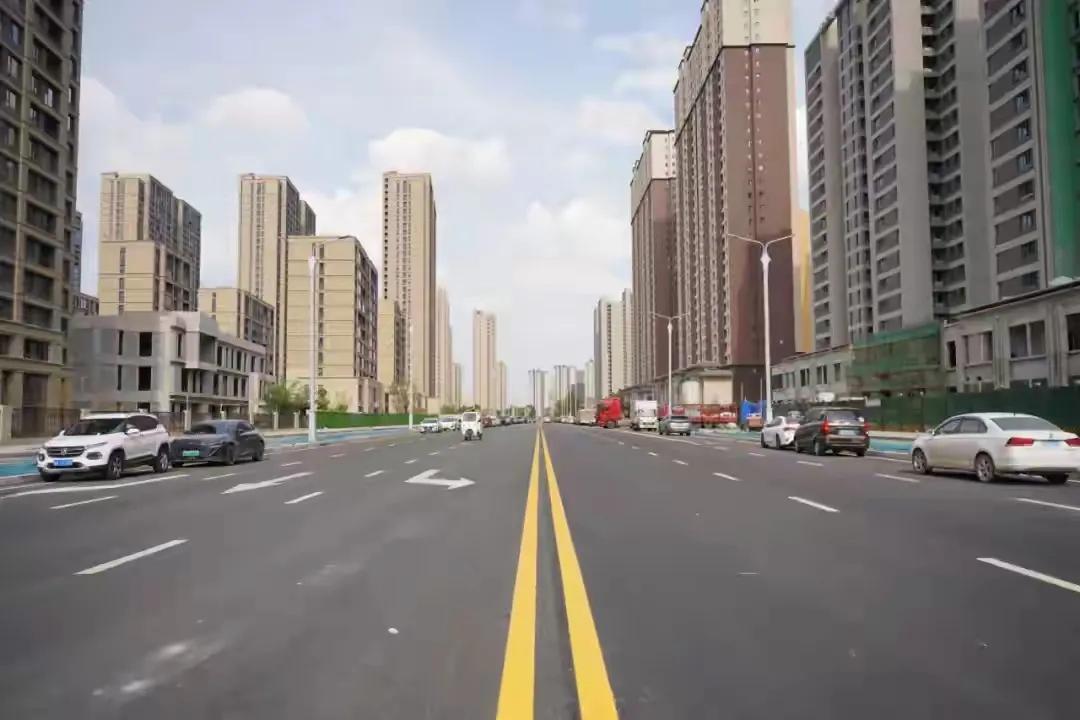 咸阳劳动路西段终于通车了。劳动路东起彩虹二路，西至咸平路。其中西环路至咸平路段一