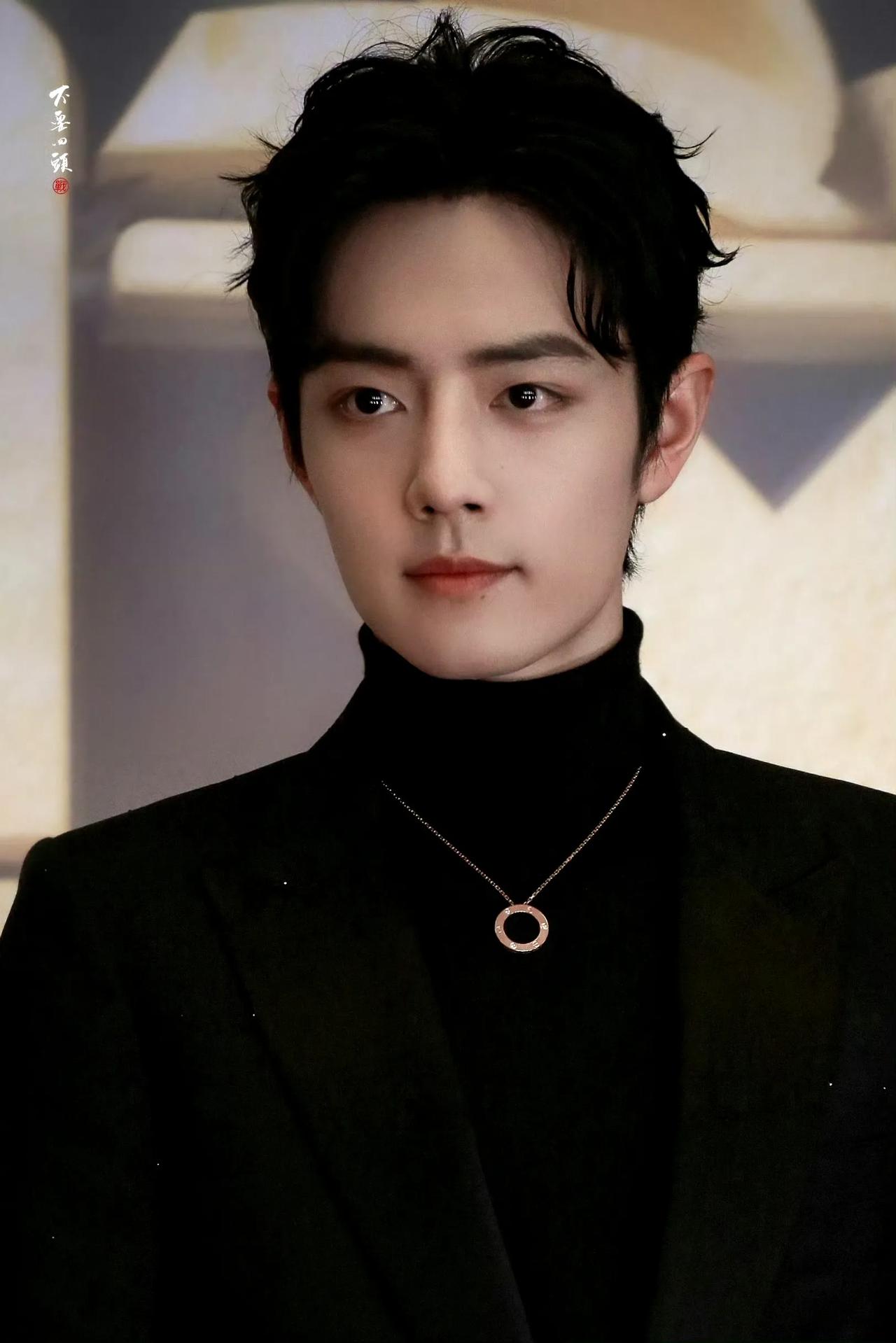 看看照片中的他，真是360度都这么帅，这眼神清澈有光，感觉都会说话一样。他应该符