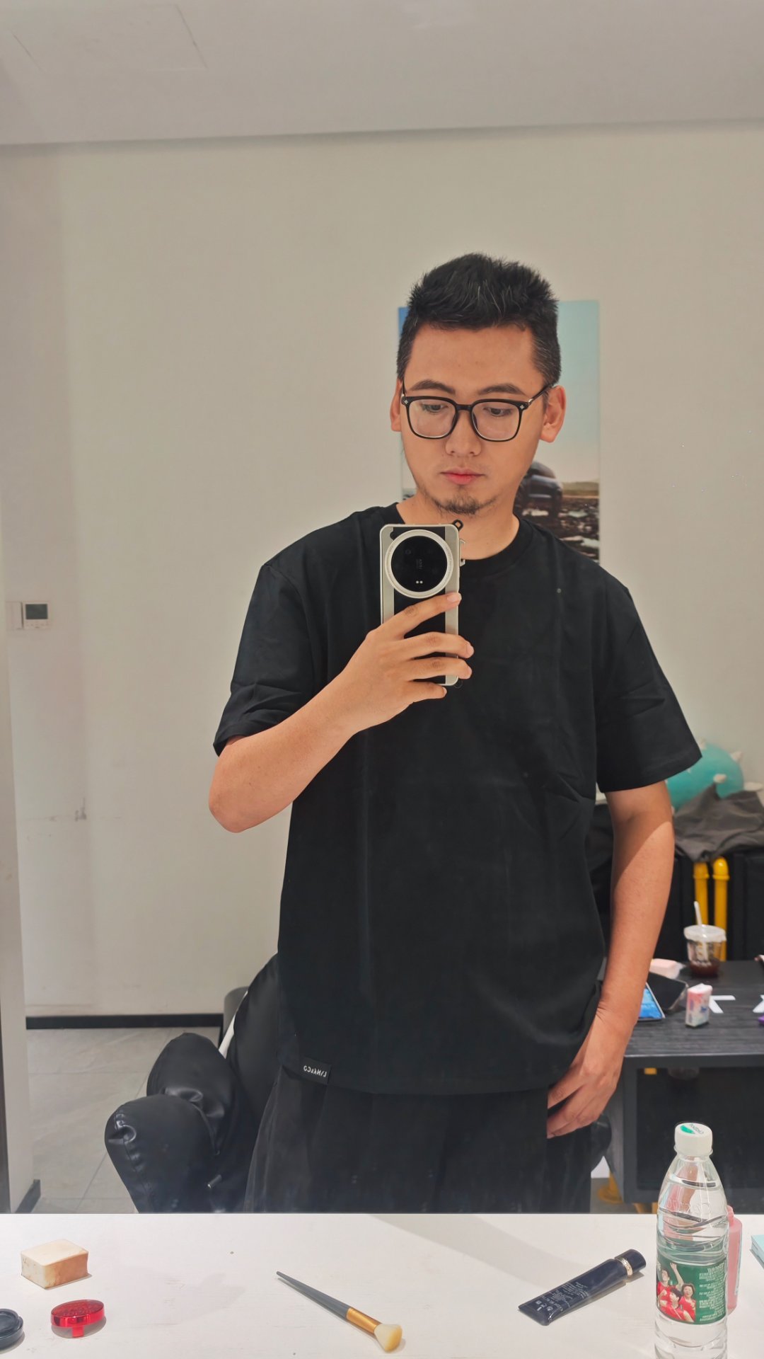 胡子刮了，但没全刮~哈哈哈小姐姐给我化完妆，17点给大家在领克直播间发礼物[哈哈