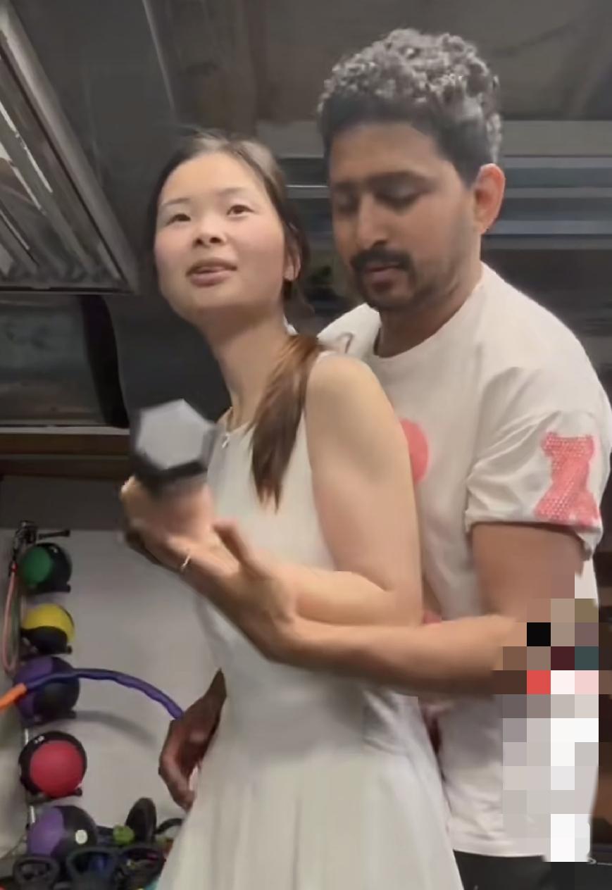 印度男友交中国女友健身，印度小伙确实是长得漂亮，体格健壮，祝你俩将来回印度过的幸