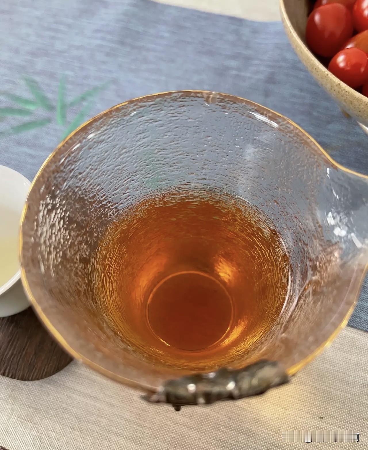 泡了一壶茶，喝一口我骂一遍人。
骂谁？
骂头条上的。
为什么骂？
还不是因为我的