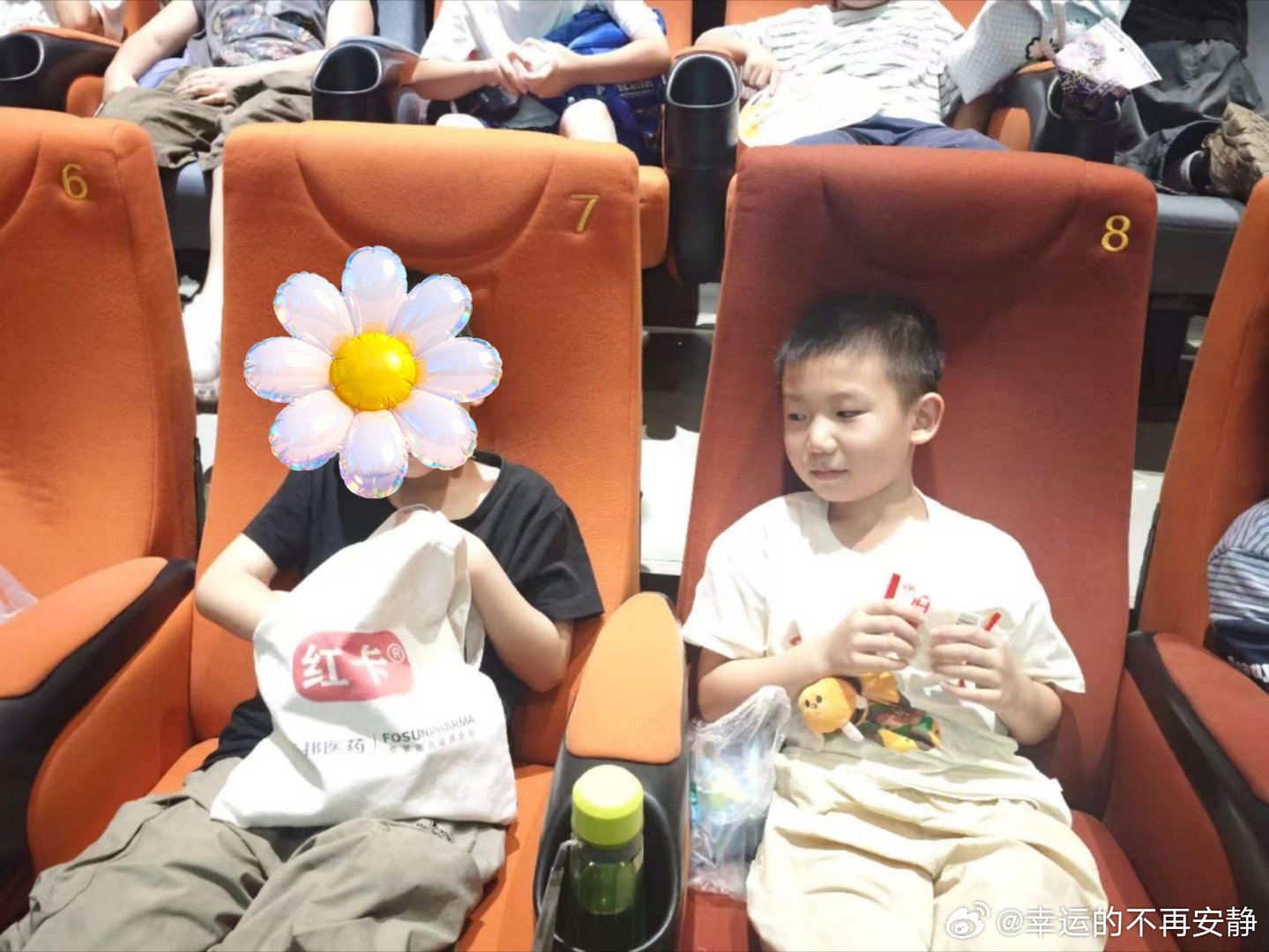 中午在办公室午休了一会儿，起来一看手机好多信息，打开一看是暑假班的消息，孩子们坐