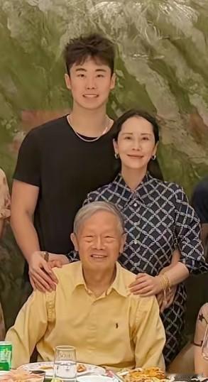海清领着儿子和爸爸参加朋友聚会，祖孙三代和谐有爱。

海清出身南京文化世家，父亲