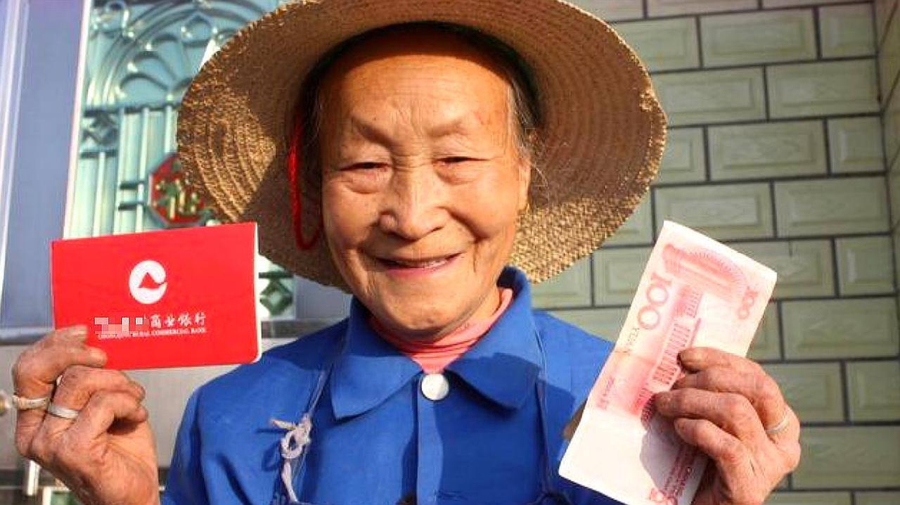 1.6亿农村老人，要是每人每月多1000块，一年差不多2万亿。听着吓人，可这钱要