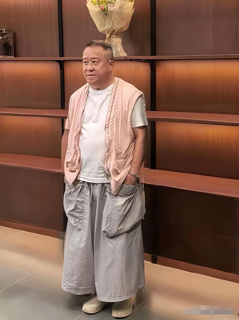 看到一把年纪的，香港演员曾志伟这身打扮，我觉得太时尚潮流了。这样的穿搭也就只有香