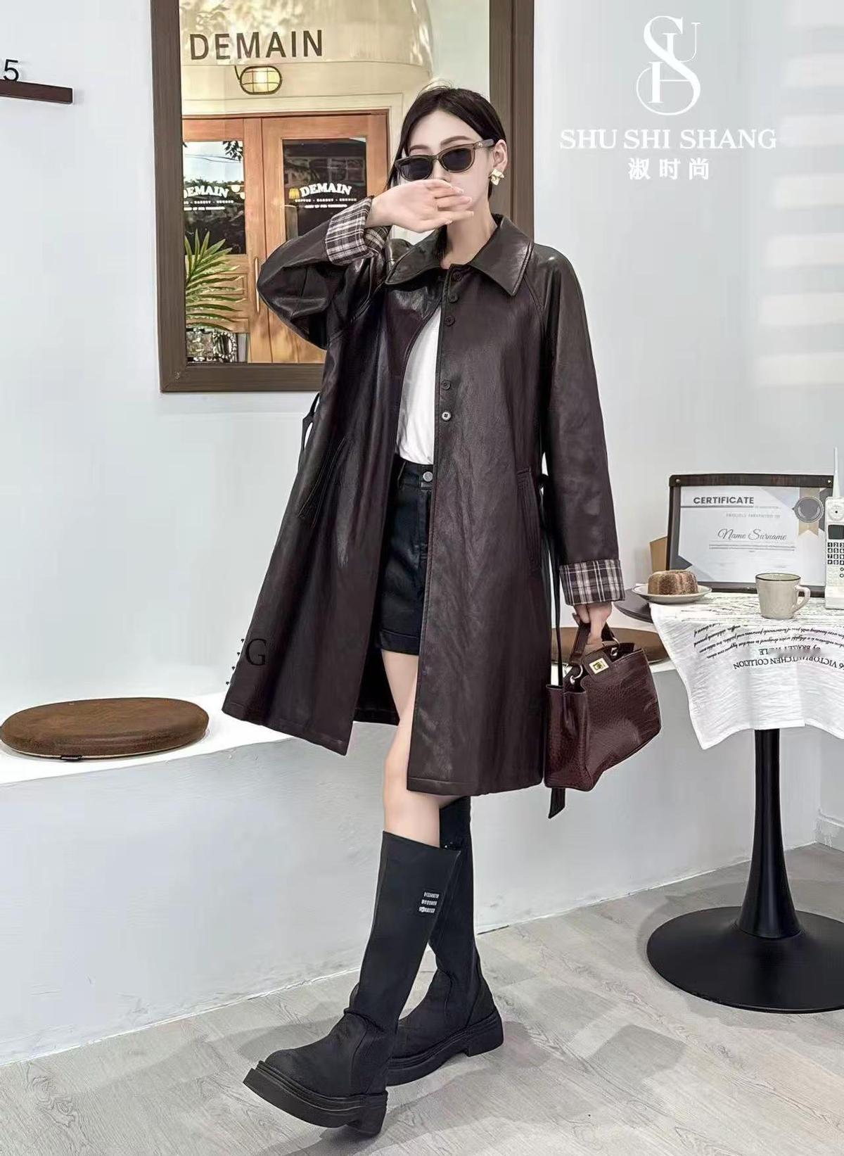 这件皮风衣，突然不只是一件衣服了。
去年还在说“真皮才够格”，今年品牌悄悄换成了