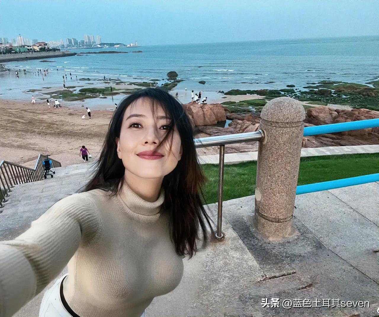 高圆圆海风拂面，笑看潮生潮落