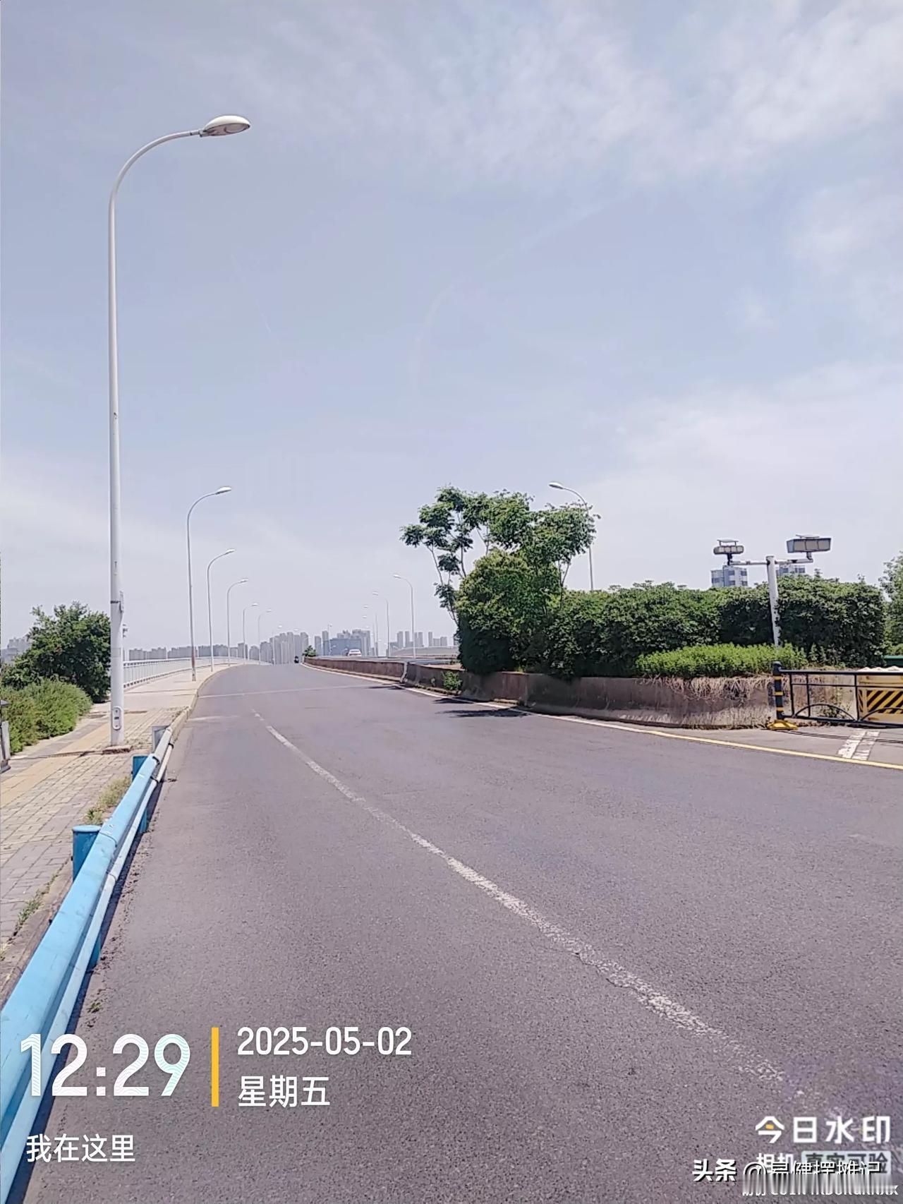 绕过保利九里，我经过南湖大道去了周店
我喜欢绿树成荫干干净净的南湖大道。
很多年
