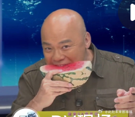 主持人直播啃西瓜，看似“不专业”，实则是一次漂亮的职场破圈。我们常被困在“岗位说