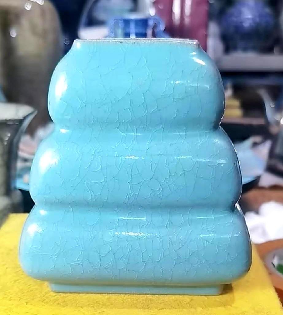 早上看到小刘没精神，才婚不到半年，婆婆公公把老家房子卖了就搬来城里同住。
天一热