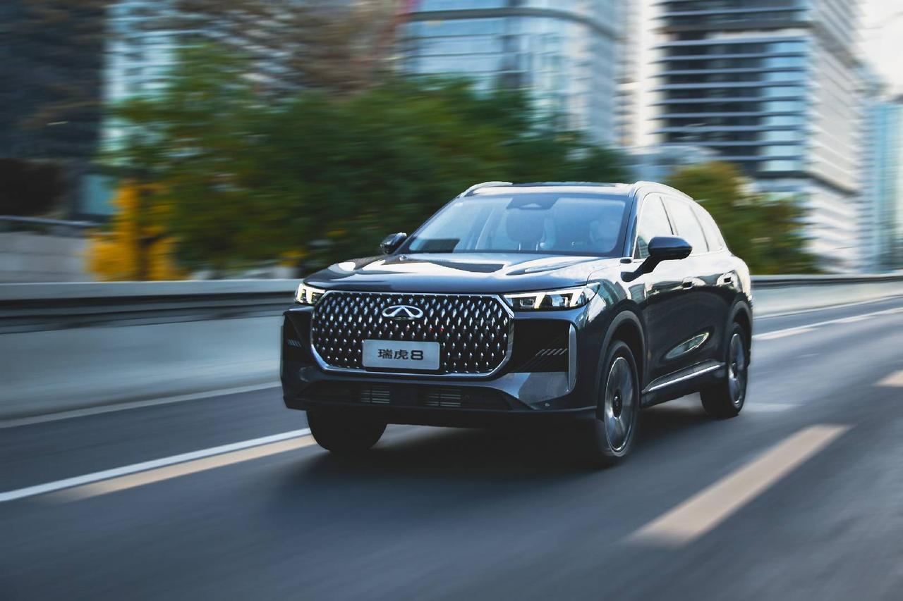 奇瑞第五代瑞虎8上市
9.29万元起
对这个价格有些好奇
看了一眼配置表，好家伙