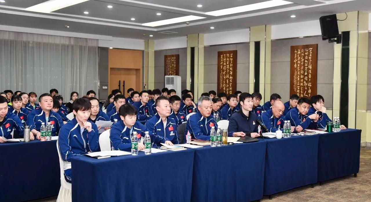 冠军赛回来国乒开会了，海产姐妹和大头都和领导一起在第一排。
曼昱手托下巴认真听。