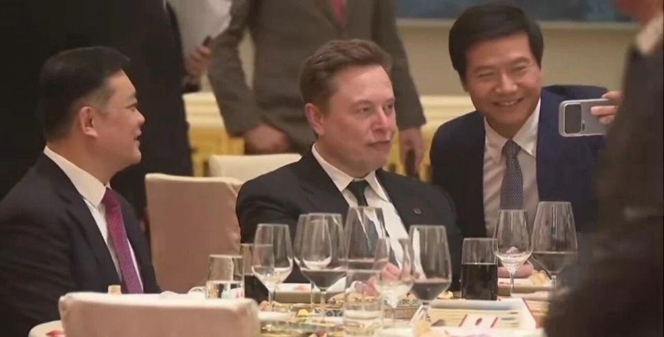 马斯克转发了雷军和他的合影，只用了一个同款黄脸表情，好友配的原文是:
Elon 