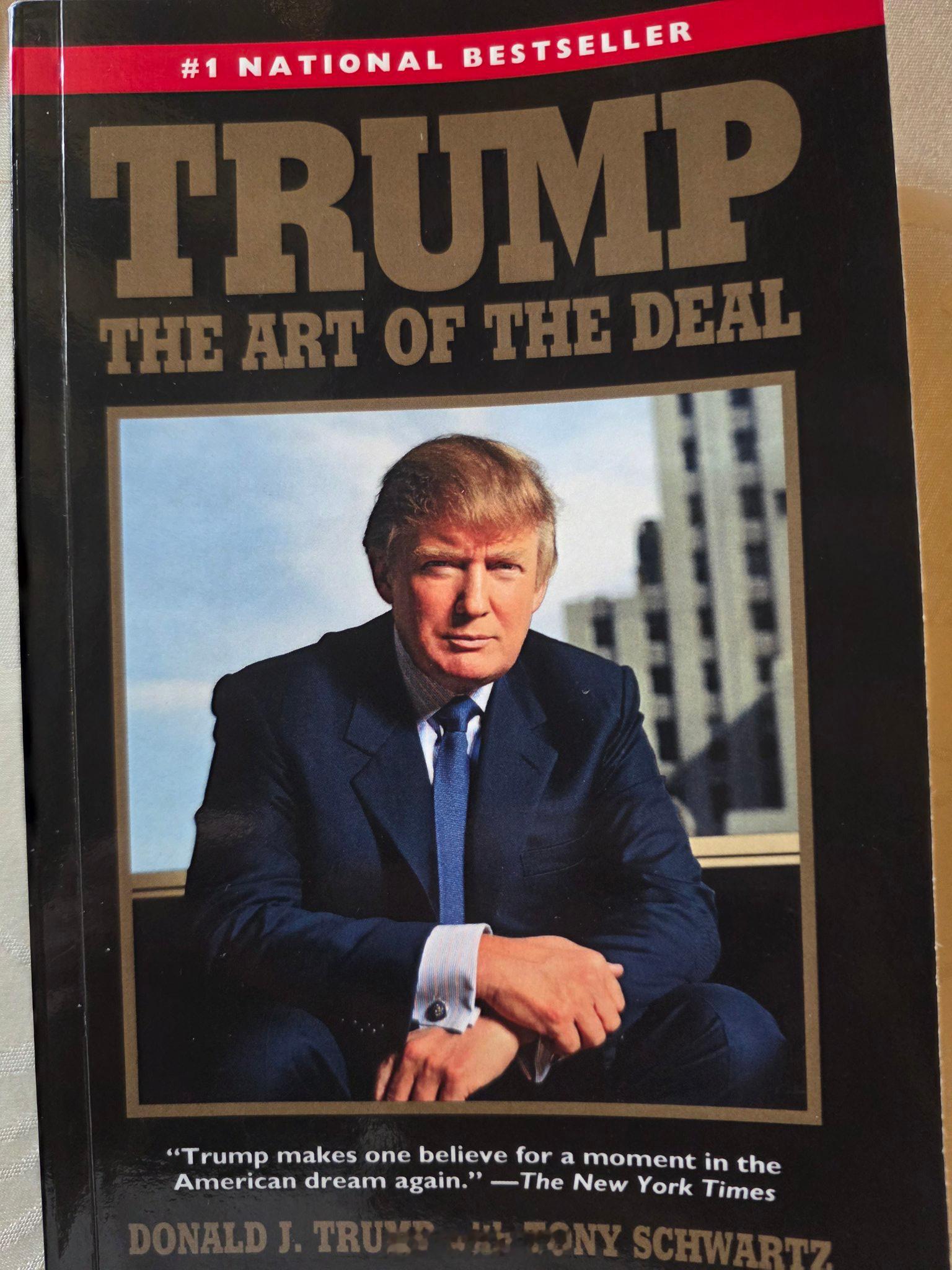 特朗普赠送佩德罗一张精装签名合影、一本签名版《交易的艺术》、一顶签名版maga帽