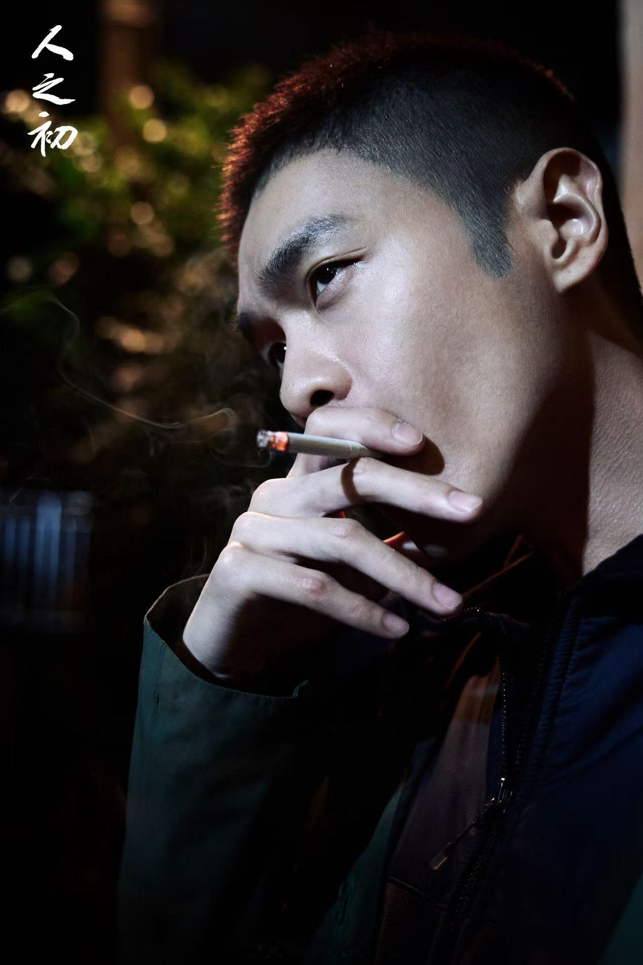 张若昀寸头张若昀寸头这个造型太酷了，很有味道啊，硬汉风很适合他，人之初播的还挺好