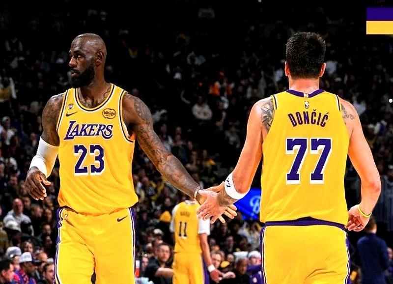 没有詹姆斯的湖人，居然反而冲到了西部第四？
 
刚结束的主场战，湖人120比10