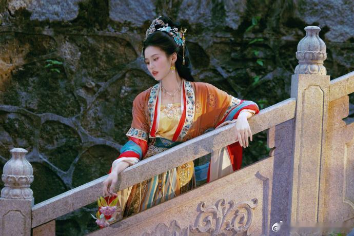 张慧雯女儿国国王即视感张慧雯神女降临端庄华贵的古风造型太出彩，温婉大气，既有女王