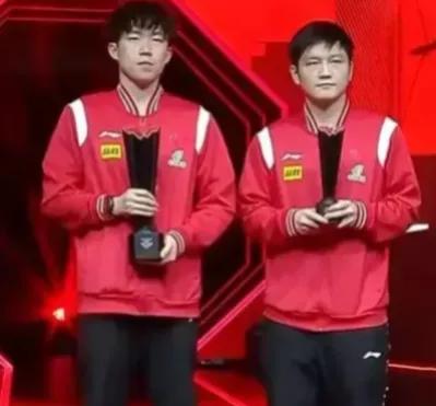 小胖有点输不起

年终总决赛男单决赛，王楚钦气势如虹，4:0横扫樊振东，卫冕冠军