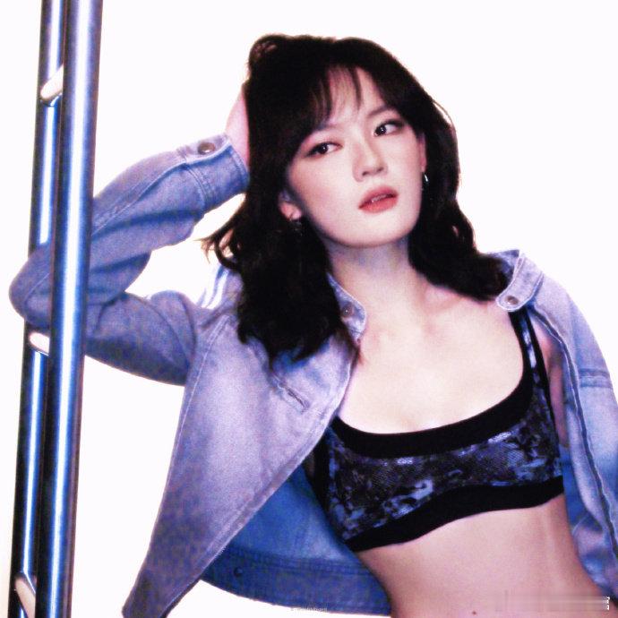 文淇一种很新的生命力穿搭 文淇同款封面文胸，是藏在衣服里的生命力。一抹灵感点亮搭