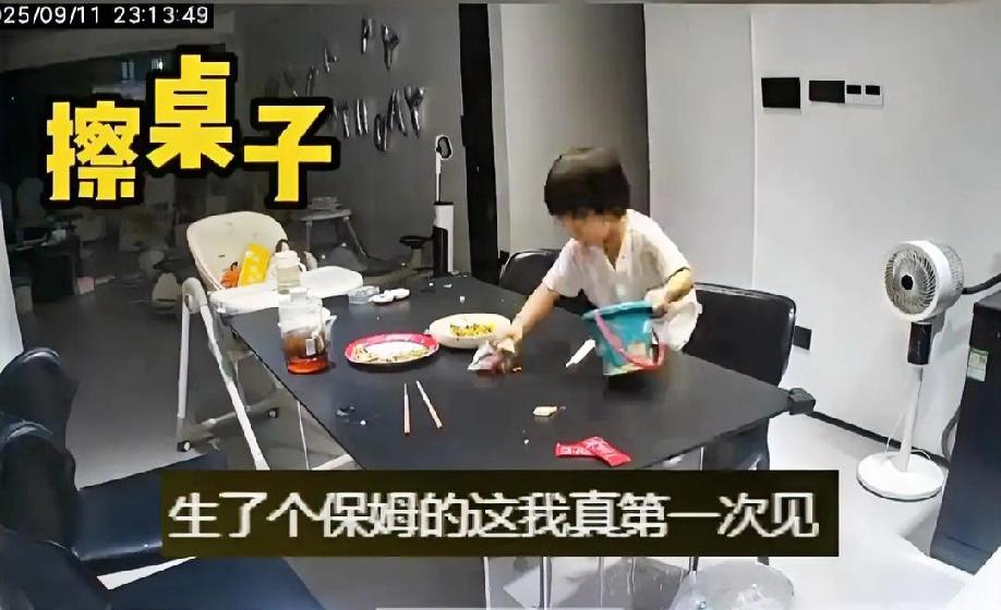 堪称天使宝宝！

9月15日，湖南！在一片狼藉的客厅里，妈妈郑重地对宝宝说：“我