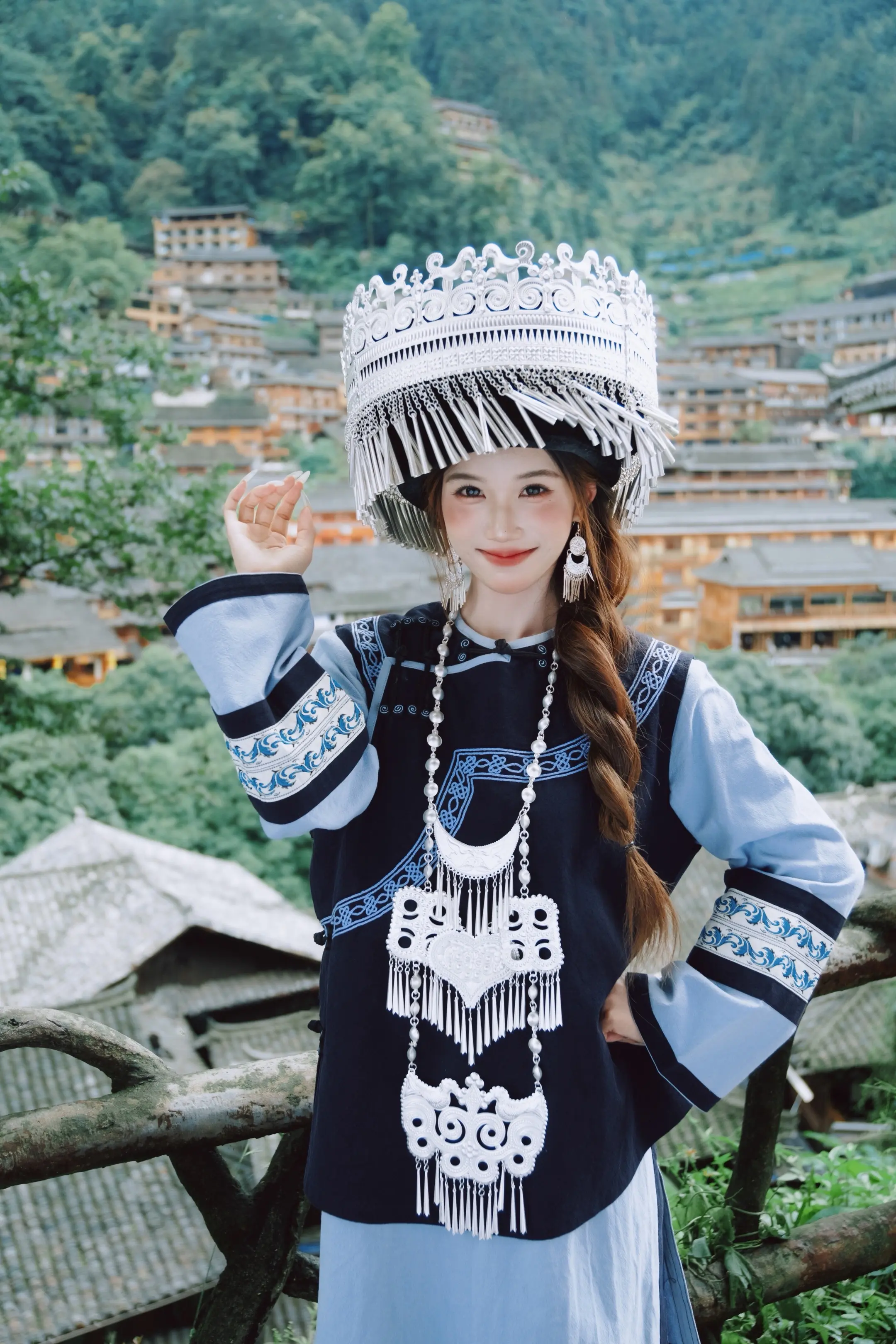头顶银饰  环佩叮当  伊人婀娜  在水一方
