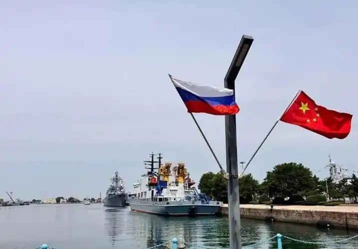 十多年前日本在冲之鸟礁疯狂浇筑珊瑚，想人为造个岛卡住中国出海口，今天这枪声就是迟