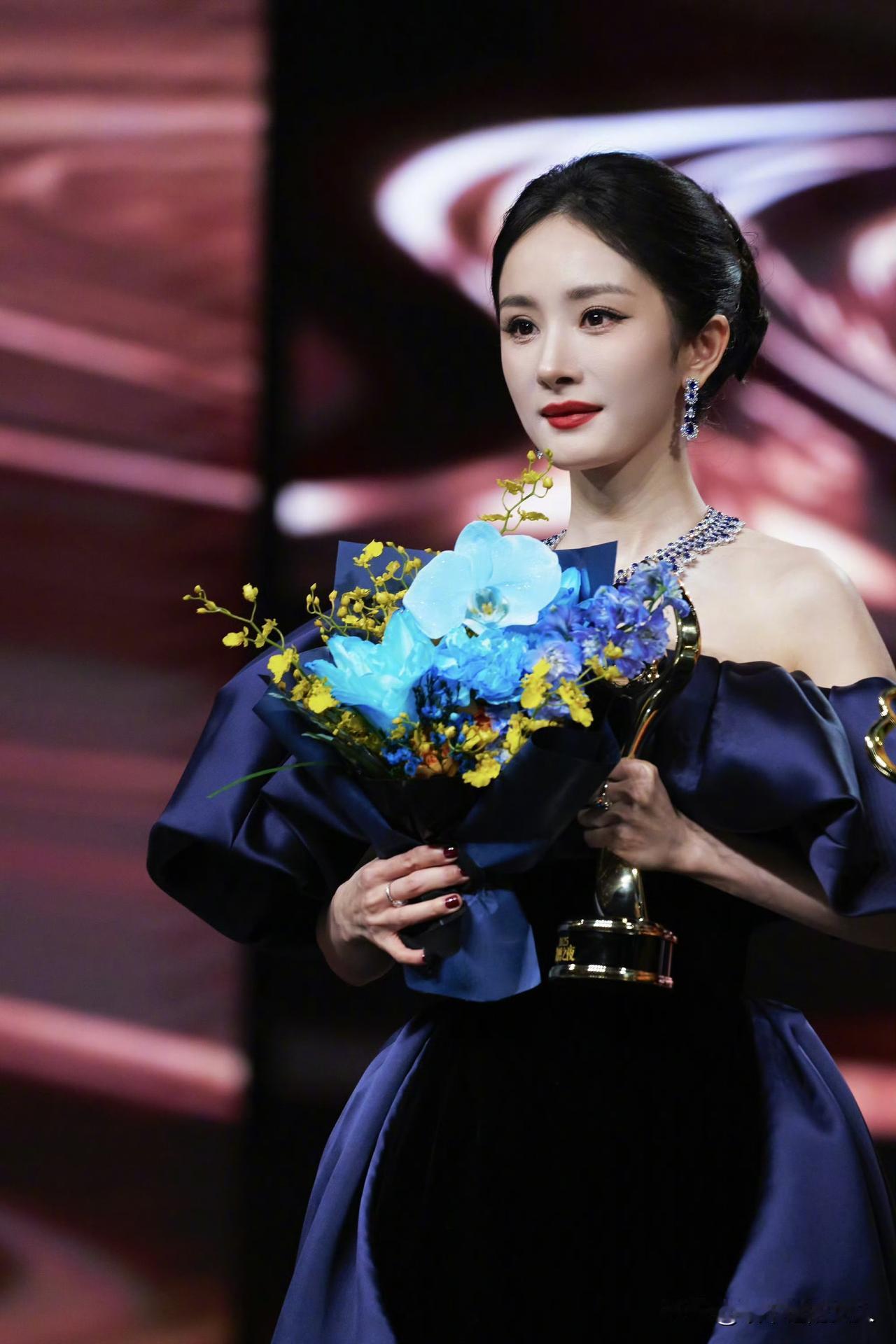 哇塞！
手里握着沉甸甸的奖杯啊！年度大丰收了！[比心][捂脸]
微博之夜 。