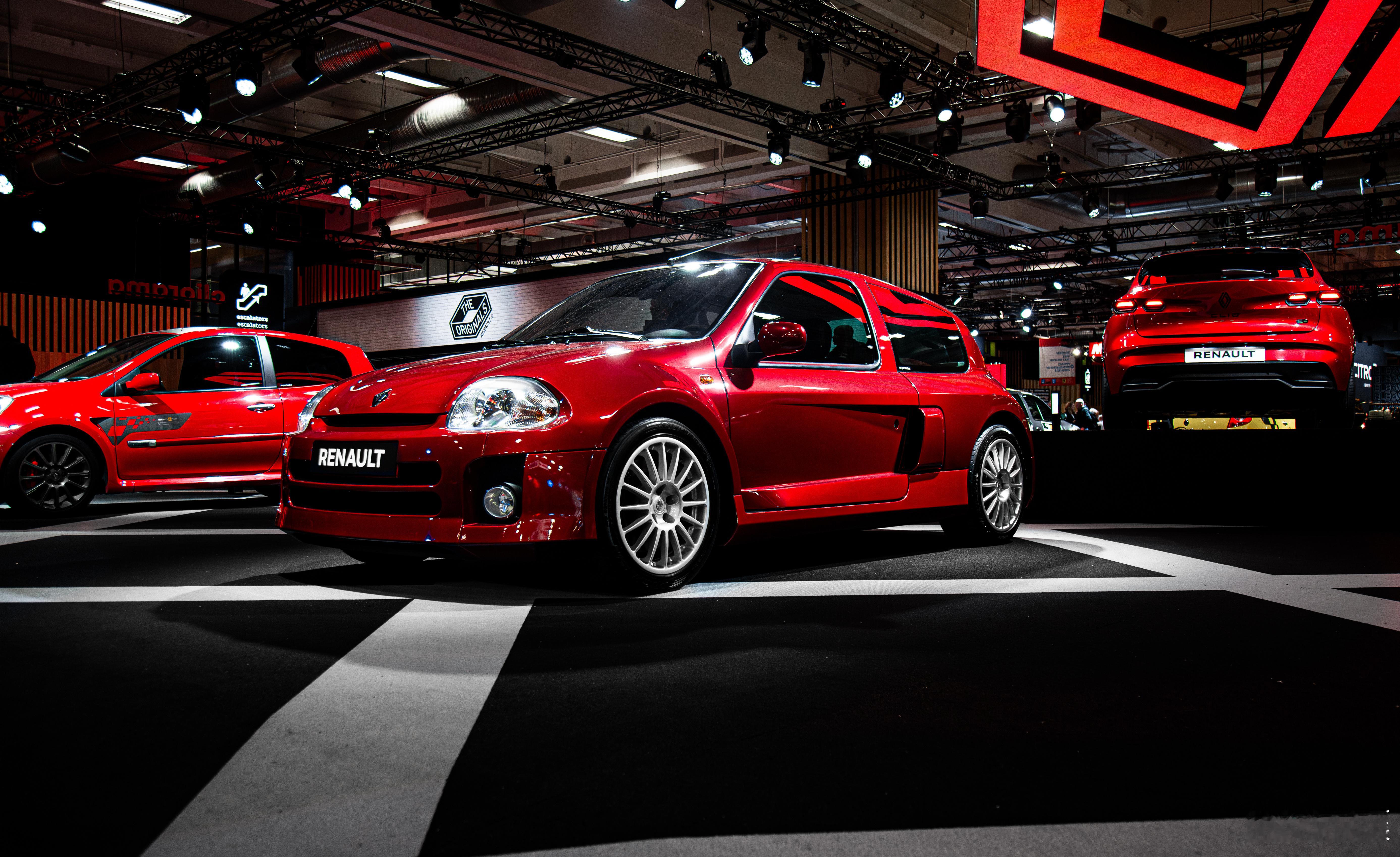 Clio V6德国人把六缸塞在车头 法国人把六缸塞在后备箱 