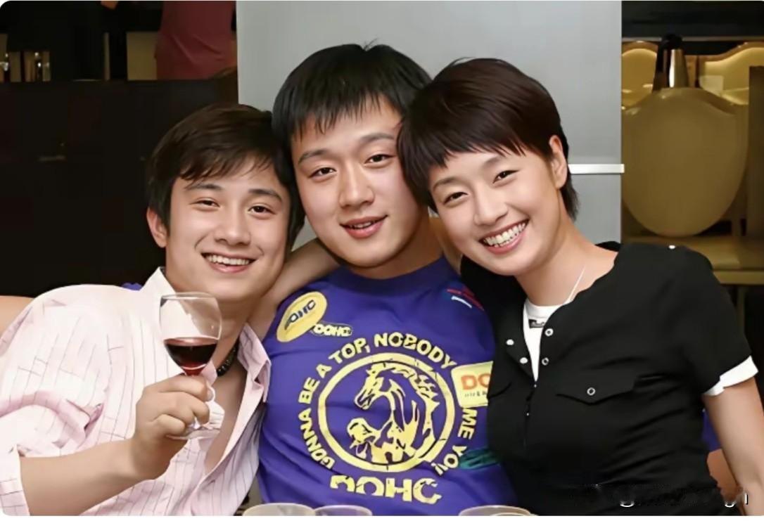 这张照片里的三个人都好青春啊！

佟大为坐在正中间，马伊俐坐在他右边，胳膊自然的